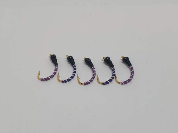 Violette Hegene mit schwarzem Perlenkopf